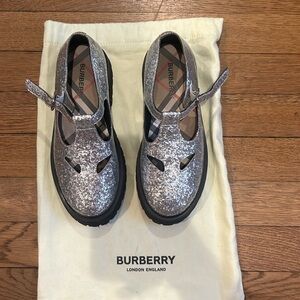 Burberry kids shoes size 33